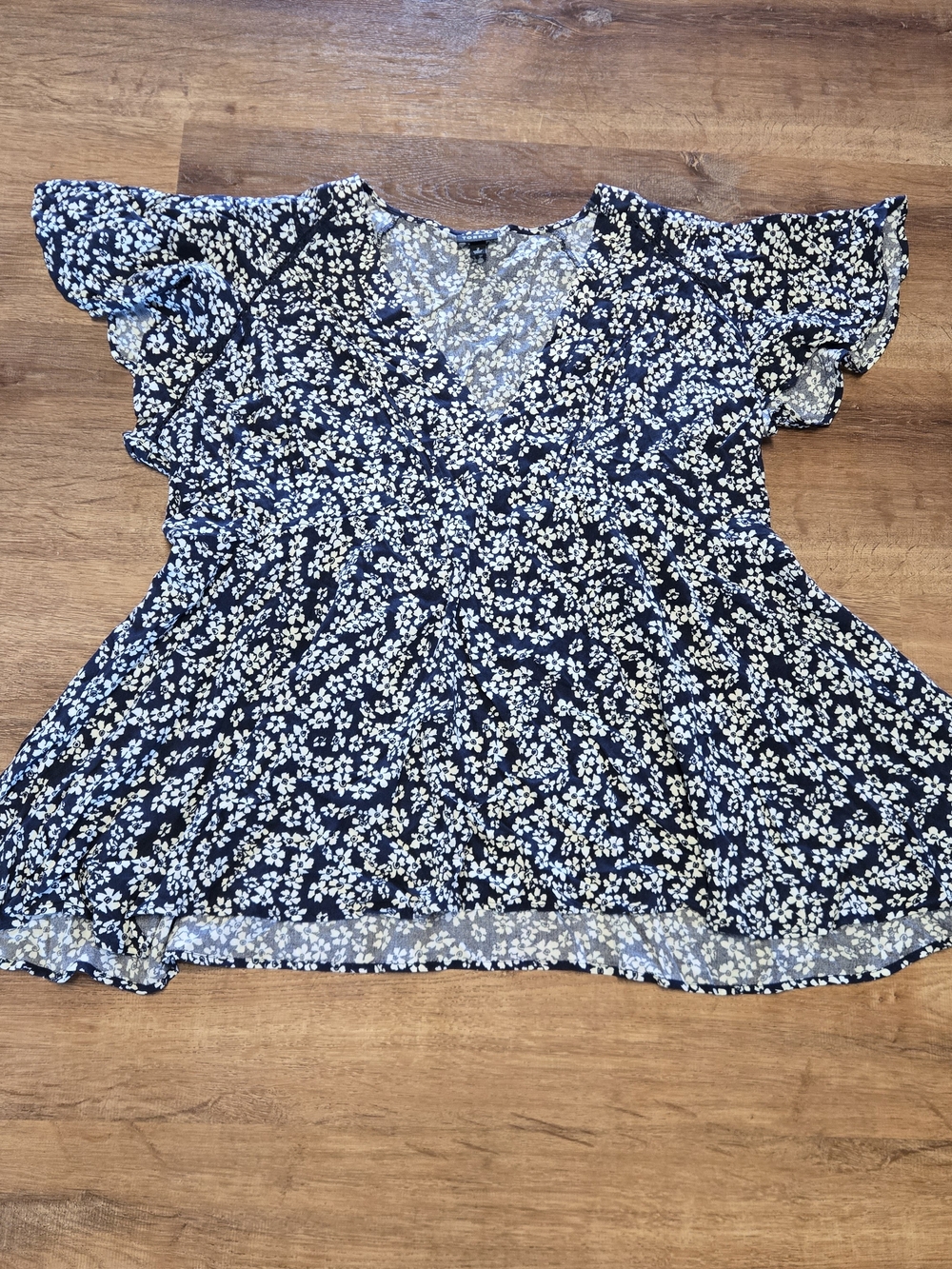 torrid Navy and White Floral V-Neck Flutter Sleeve Blouse 2x